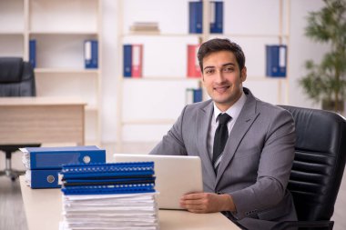 İş yerinde çalışan genç bir işadamı