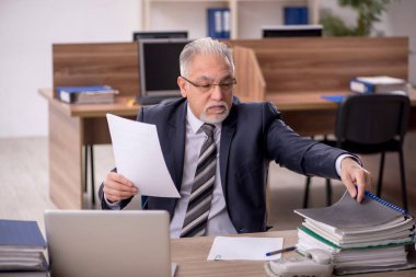 İş yerinde çalışan eski patron.