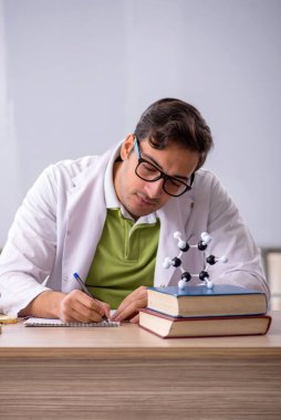 Sınıftaki genç kimyager.