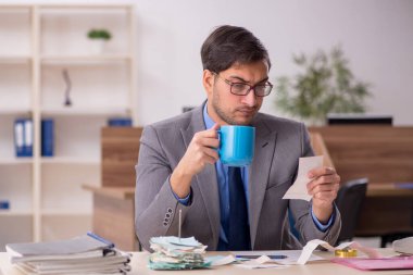 Ofiste çalışan genç bir muhasebeci.