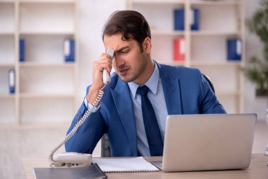 Genç işadamı ve ofiste çok fazla iş var.