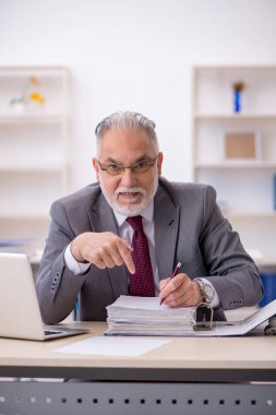 Ofiste çalışan eski bir çalışan.