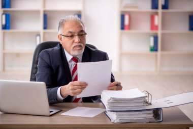 Ofiste çalışan eski bir işadamı.