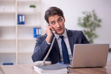 İş yerinde çalışan genç bir işadamı