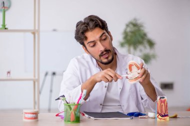 Klinikte çalışan genç bir dişçi.