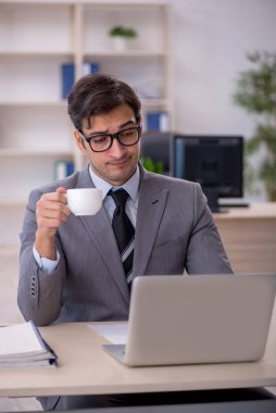 Genç işadamı ve ofiste çok fazla iş var.