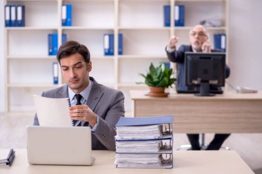 İki meslektaş iş yerinde oturuyor.