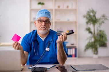 Teletıp konseptinde yaşlı bir doktor.