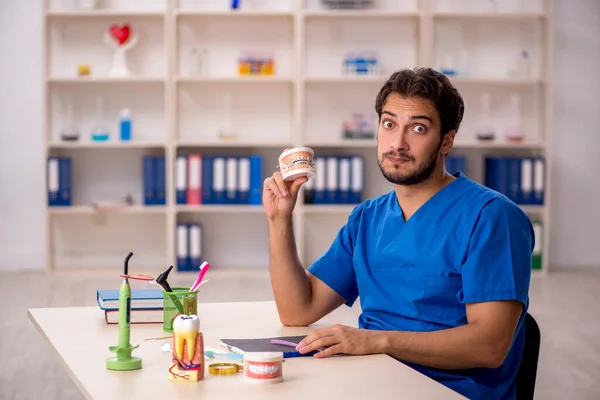 Young Dentist Working Clinic — Stock Photo, Image