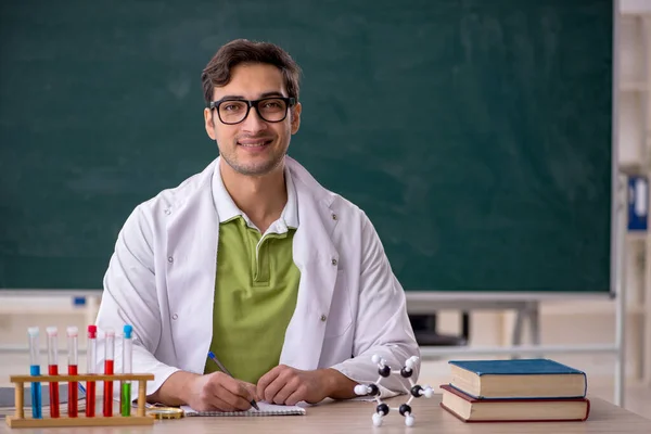 教室にいる若い化学者 — ストック写真