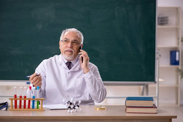 Starý Učitel Chemie Třídě — Stock fotografie