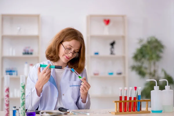 Laboratuvarda Çalışan Genç Bir Kadın Kimyager — Stok fotoğraf