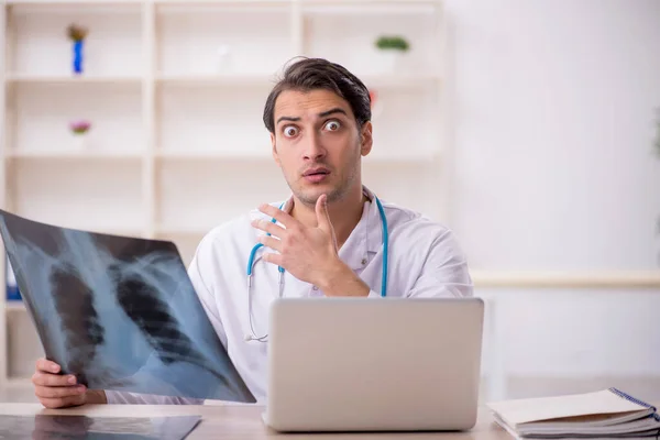 Jeune Médecin Radiologue Travaillant Hôpital — Photo