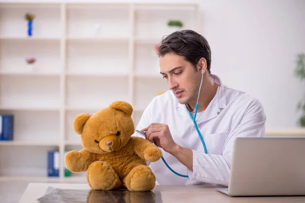 Junger Arzt Hält Spielzeugbär — Stockfoto