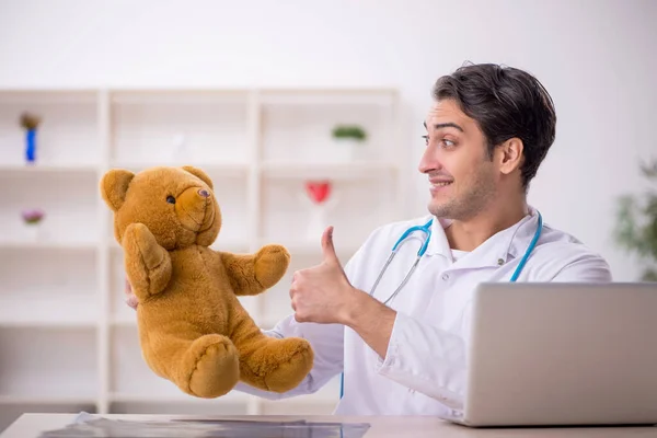 Mladý Lékař Drží Hračku Medvěd — Stock fotografie