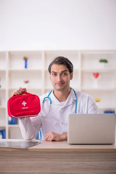 若い医師パラメディック保持応急処置バッグ — ストック写真