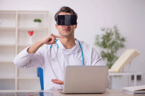 Νεαρός Άνδρας Γιατρός Απολαμβάνοντας Εικονικά Γυαλιά Στην Κλινική — Φωτογραφία Αρχείου