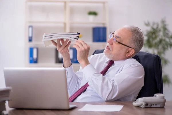 Old Businessman Employee Too Much Work Office — Stock Photo, Image