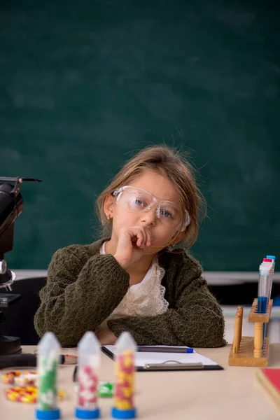 Junge Kleine Chemikerin Klassenzimmer — Stockfoto