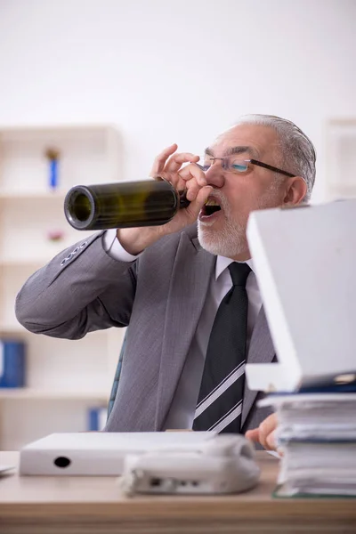 Starý Zaměstnanec Pije Alkohol Pracovišti — Stock fotografie