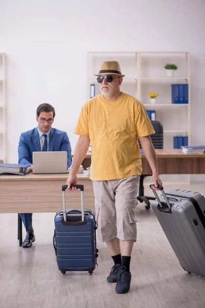Old Boss Young Employee Summer Vacation Concept — Stock Photo, Image