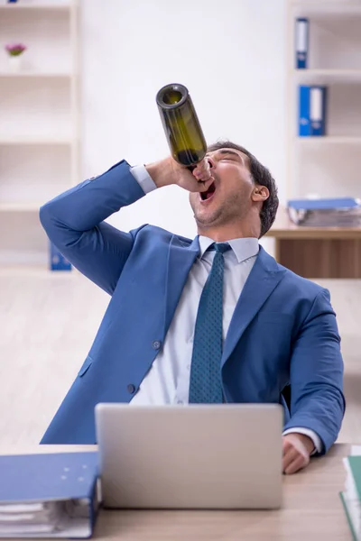 Empleado Joven Negocios Que Bebe Alcohol Oficina — Foto de Stock