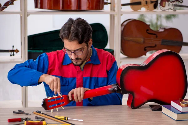 Joven Reparando Instrumentos Musicales Interiores —  Fotos de Stock