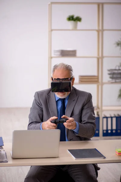 Velho Empresário Empregado Desfrutando Óculos Virtuais Escritório — Fotografia de Stock