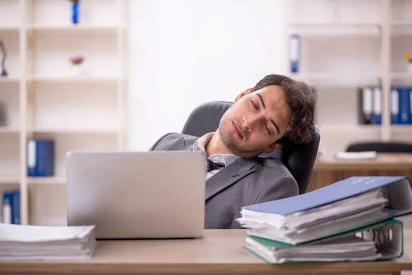 若い従業員はオフィスで過剰な仕事に不満 — ストック写真