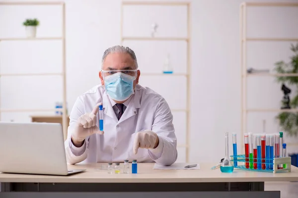 Oude Chemicus Werkt Het Lab Tijdens Een Pandemie — Stockfoto