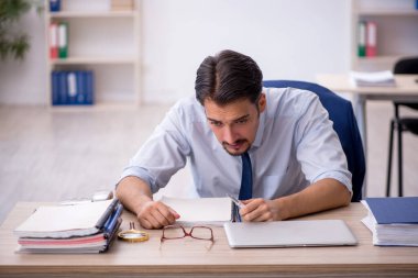 Ofiste çalışan genç işadamı.