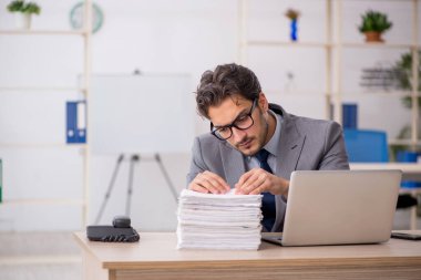 Ofiste çalışan genç işadamı.