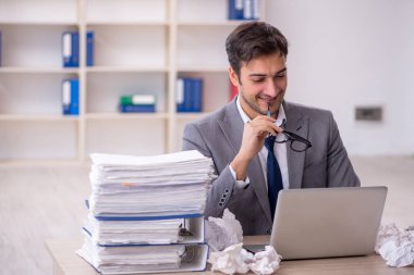 Beyin fırtınası konseptinde genç çalışan