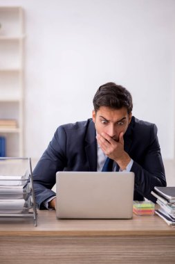 Ofiste çalışan genç işadamı.