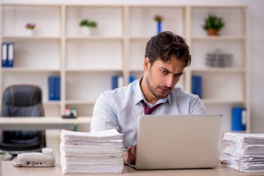 Genç işadamı ofisteki aşırı işten memnun değil.