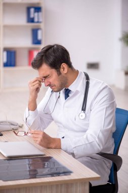 Klinikte çalışan genç bir doktor.