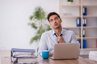 Ofiste çalışan genç işadamı.