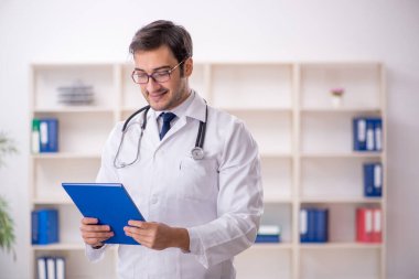 Klinikte çalışan genç bir doktor.