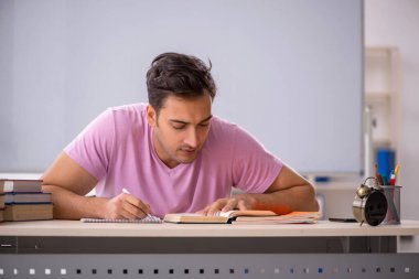 Genç öğrenci zaman yönetimi konsepti sınavlarına hazırlanıyor