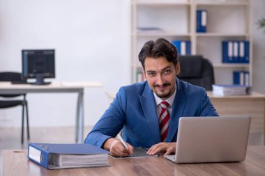 Ofiste çalışan genç işadamı.