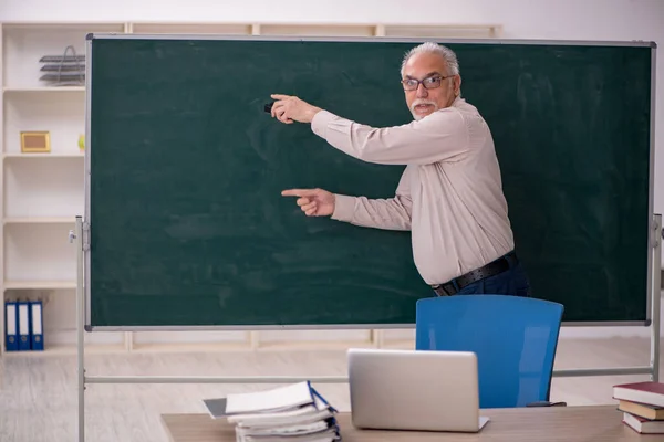 Starý Učitel Před Zelenou Tabulí — Stock fotografie