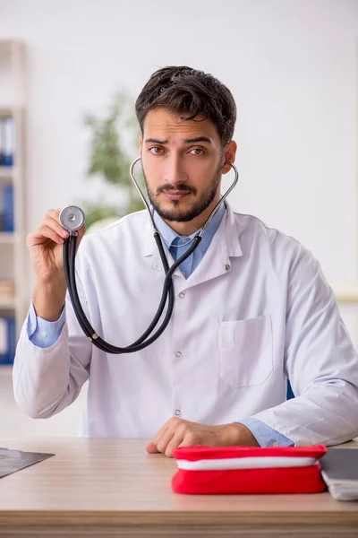 Junger Arzt Arbeitet Der Klinik — Stockfoto