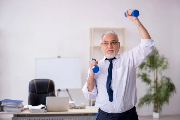 Eski Erkek Çalışanın Teneffüste Spor Egzersizleri Yapıyor — Stok fotoğraf