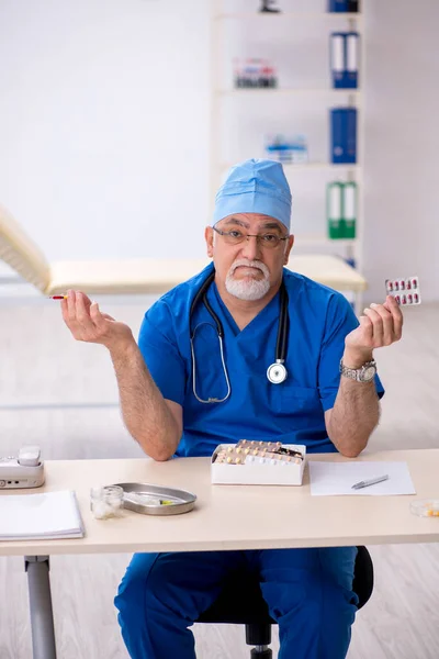 Alter Arzt Arbeitet Der Klinik — Stockfoto