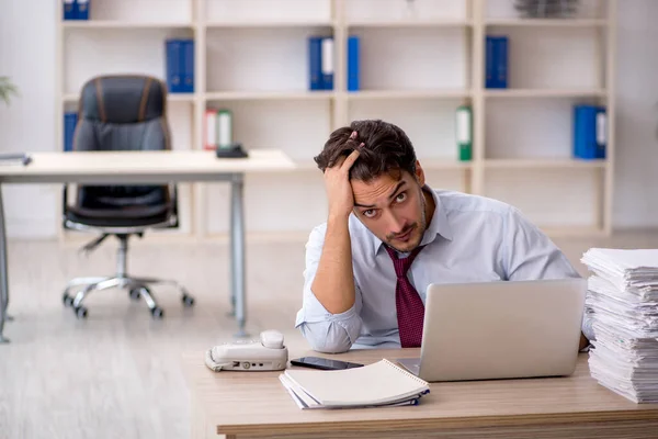 Jungunternehmer Unzufrieden Mit Exzessiver Arbeit Büro — Stockfoto