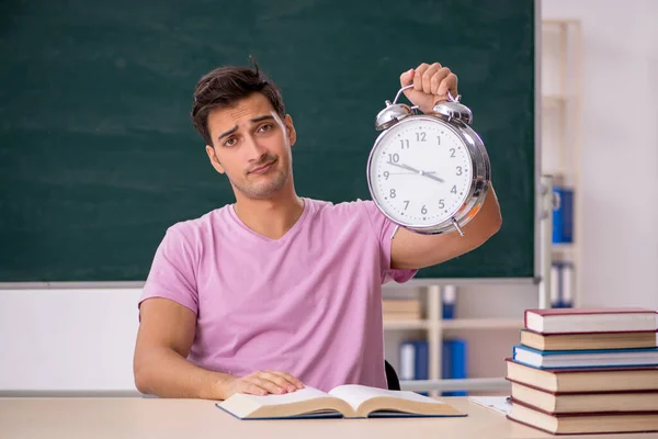 時間管理の概念で試験の準備をする若い学生 — ストック写真