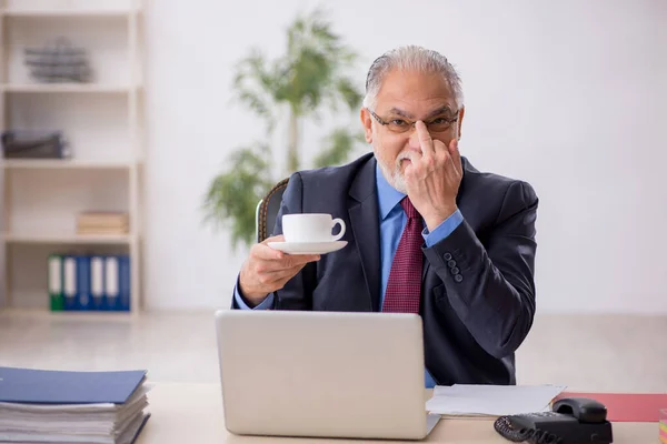 Stary Pracownik Biznesowy Pijący Kawę Podczas Przerwy — Zdjęcie stockowe