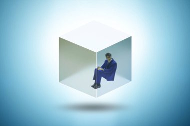 İşadamı şeffaf cam küpün içinde kapana kısıldı.