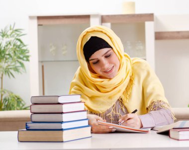 Sınavlara hazırlanan tesettürlü kız öğrenci.