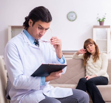 Genç bayan hasta erkek psikologla tartışıyor.